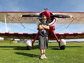 Восьмилетний британец поставит рекорд на крыле самолета в полете