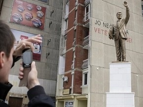 В столице Косово установили памятник Биллу Клинтону