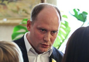 Выдворенный с заседания Кабмина депутат требует от МВД наказать Азарова