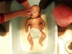 Китаянка купает дочь в излишке грудного молока