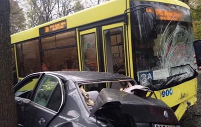 У Львові авто врізалося в автобус із пасажирами