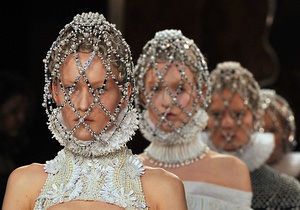 Фотогалерея: Paris Fashion Week. Показы Valentino и Alexander McQueen