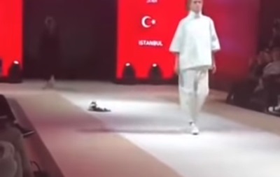 Кішка вилізла на подіум під час модного показу в Туреччині