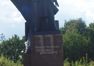 В Тернополе на памятнике Бандере добавили надпись Герой Украины