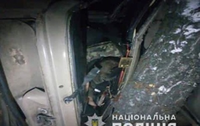 В Киевской области ВАЗ врезался в дерево: двое погибших