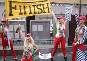 Финиш для премьера. Активистки FEMEN отпраздновали отставку Берлускони в стиле Формулы-1