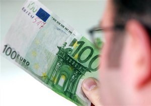 Евро на межбанке топчется у двухлетнего минимума