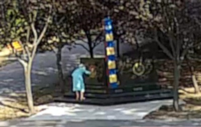 У Мережі показали, хто розмалював свастикою пам ятник у Миколаєві