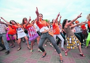 Танцевальный рекорд Украины: на Оболони 1300 человек станцевали свинг