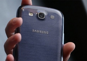 Samsung объяснила свою привязанность к пластмассовым телефонам