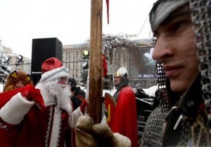 Новый год 2013 - На Майдане Незалежности открылась резиденция Деда Мороза