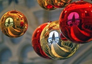 В Эстонии ветер повалил на детей главную рождественскую ель страны