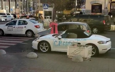 У Києві блондинка порубала сокирою елітний Porsche