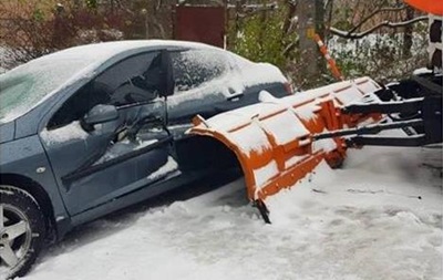 У Києві снігоприбиральна вантажівка протаранила припарковане авто