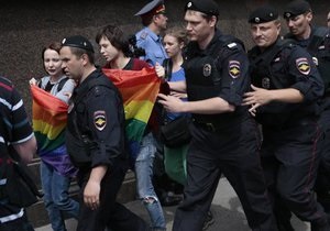Новости Москвы - ЛГБТ -гей-парад -МВД: В Москве задержали более 10 гей-активистов и их противников