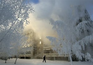 В российском городе на уборку снега вышли чиновники