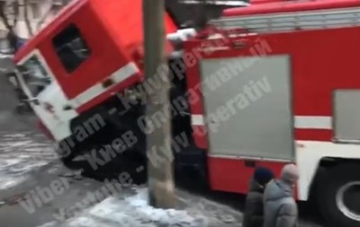 В Киеве пожарные провалились под асфальт