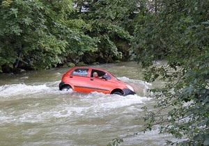 В Австрии обучавшаяся вождению девушка въехала в реку. Потоком воды машину унесло на 150 м