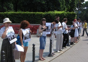 Сотни киевлян образовали цепь вдоль улицы Мазепы, протестуя против ее переименования