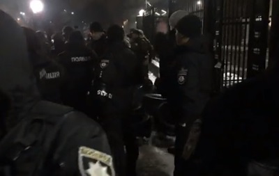 Посольство РФ оцепила полиция и Нацгвардия
