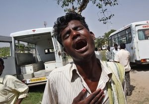 В Индии микроавтобус с участниками свадебной церемонии столкнулся с грузовиком: 14 погибших