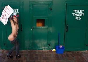 В поисках туалета активистка FEMEN гуляла в центре Киева без штанов