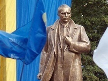 Ивано-Франковский облсовет призвал народ пожертвовать на памятник Бандере