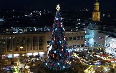 В Германии установили самую высокую рождественскую елку - (видео)