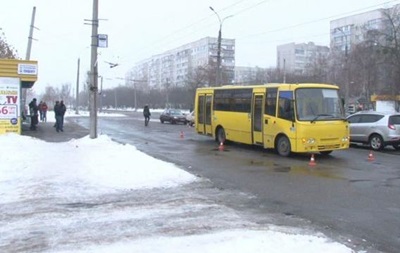 У Черкасах маршрутка збила чоловіка на зупинці