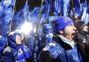Люди под офисом Партии регионов в Киеве требуют деньги за участие в митингах