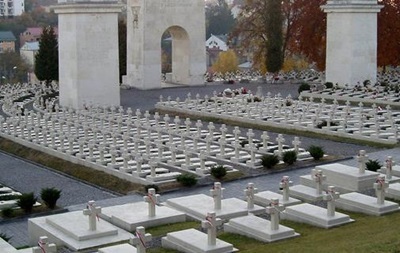 У Львові затримали вандалів біля польських військових поховань