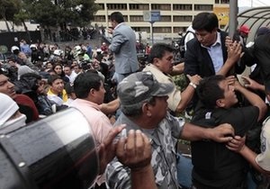 Беспорядки в Эквадоре: возле госпиталя, где блокирован президент, идет бой