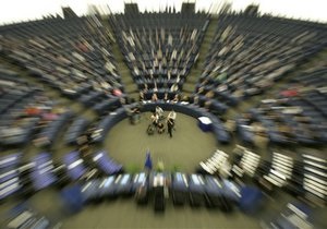 ЕС избежал угрозы  паралича , впервые в истории уменьшив расходы бюджета
