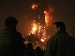 В Китае горит недостроенное здание центрального телевидения