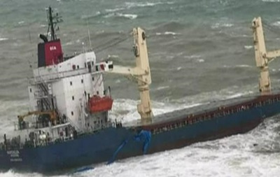 В Черном море грузовое судно село на мель из-за шторма