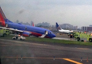 В нью-йоркском аэропорту у самолета во время посадки отказали передние шасси
