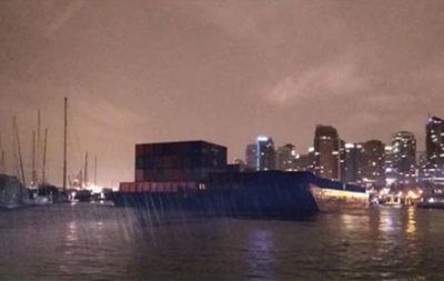 У Канаді величезні баржі зірвалися з якоря і розбили об єкти в порту