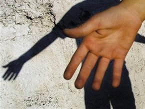 Житель Сербии, требующий выплатить зарплату, отрубил и съел свой палец