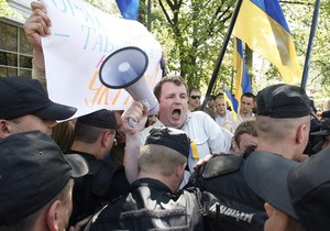 Милиция не пропустила митингующих против Януковича к Украинскому дому