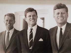 Эдварда Кеннеди похоронят рядом с братьями