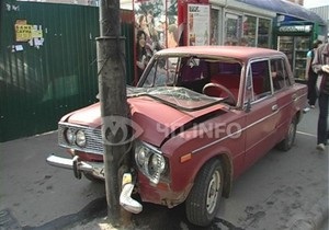 В Киеве водитель сбил на остановке двух человек
