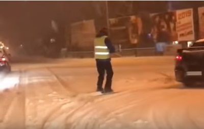 Мужчина катался на лыжах по Ужгороду