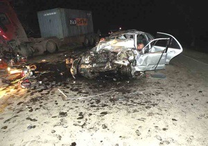 Семеро молодых людей погибли при столкновении Mercedes с грузовиком в Николаевской области