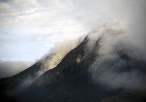 На Камчатке вулкан выбрасывает столбы пепла на высоту 7 км