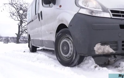 Снігопад на Закарпатті: села залишилися без автобусів і світла