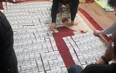 Під Києвом у чиновника-хабарника вилучили понад $120 тисяч