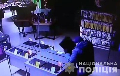 Ограбление магазина бытовой техники в Днепре попало на видео