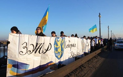 В Киеве на мосту Патона создали  живую цепь 