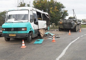 В Черновицкой области БТР врезался в пассажирский автобус