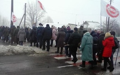 Жителі села під Києвом заблокували трасу